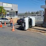Colisão em cruzamento entre dois veículos deixa um deles tombado