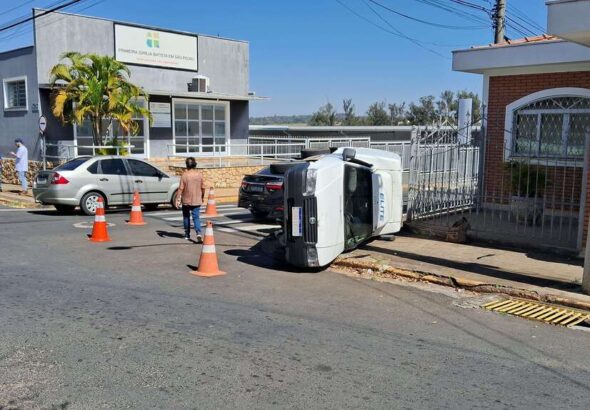 Colisão em cruzamento entre dois veículos deixa um deles tombado