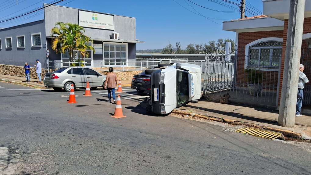 Colisão em cruzamento entre dois veículos deixa um deles tombado