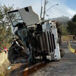 Carreta carregada com soja tomba na estrada da Serra de São Pedro