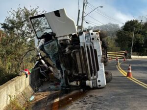 Carreta carregada com soja tomba na estrada da Serra de São Pedro