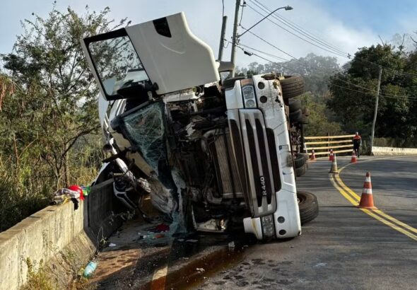 Carreta carregada com soja tomba na estrada da Serra de São Pedro