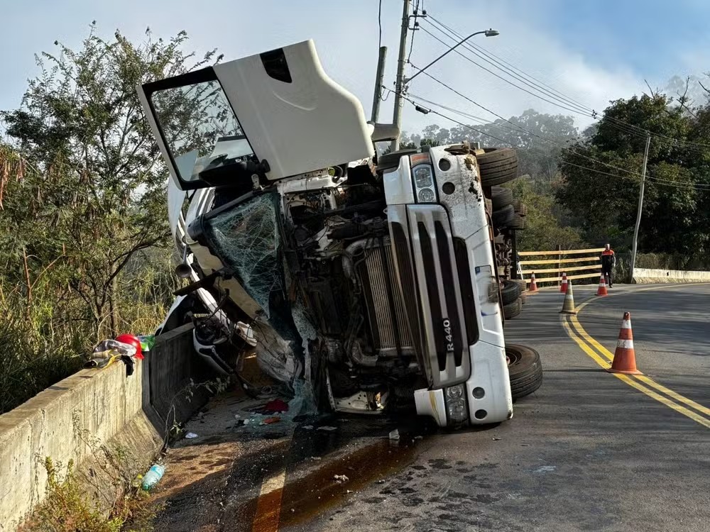 Carreta carregada com soja tomba na estrada da Serra de São Pedro
